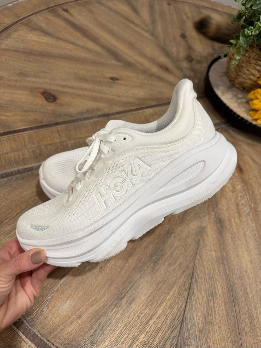 HOKA Women's White Bondi 9 Size 8.5